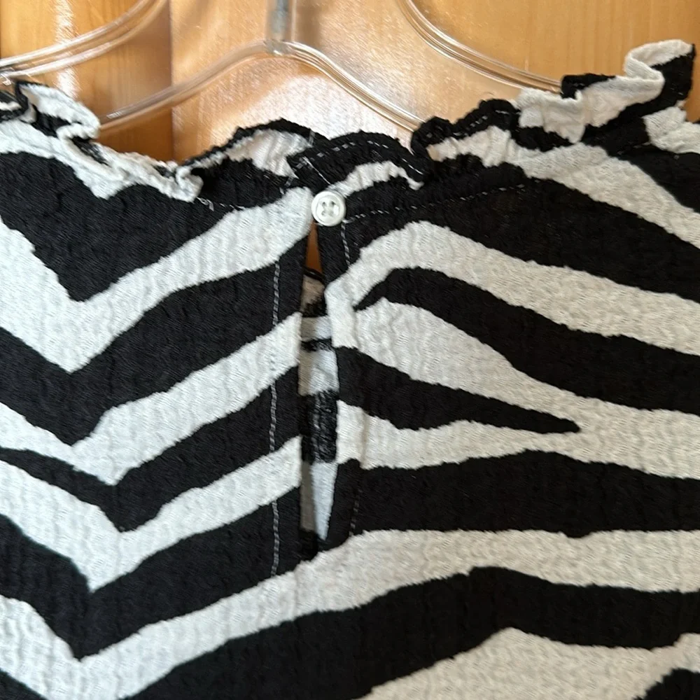 Loft zebra print sleeveless top. Size M - Picture 3 of 6